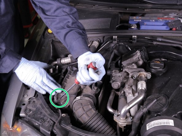 Revisser les deux vis de la boite à air