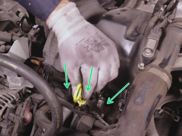 Écarter  le support de la jauge à huile