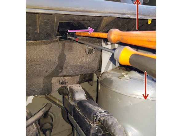 Placez un tournevis dans la partie supérieure de l'agrafe et un dans la partie inférieure.