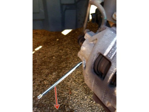 Décrocher l'étrier et le fixer sur son support  en vissant les 2 vis à tête torx.