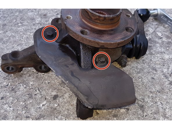 Avec une clé de 10mm, retirez les 2 vis puis la tôle.