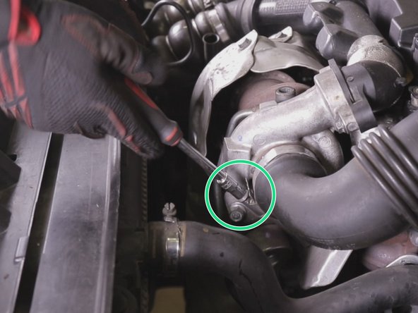 Desserrer le premier collier d'entrée d'air du turbo puis le second collier
