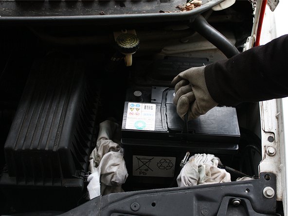 Positionner la nouvelle batterie dans le bon sens c'est à dire bornes coté cosses.