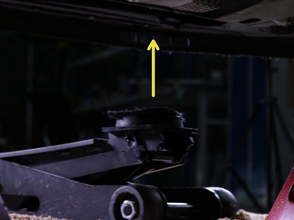 Placer le cric sous le moteur et lever légèrement