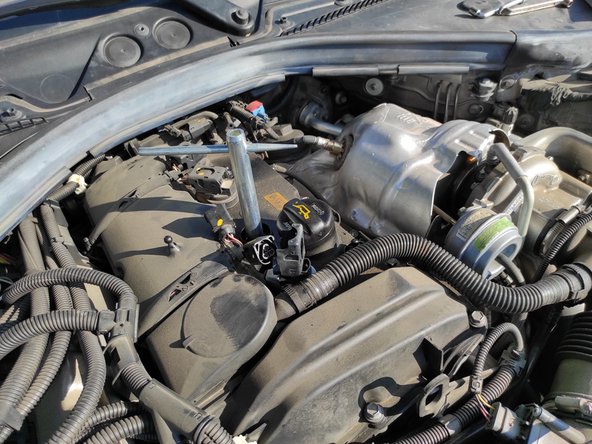 A l'aide d'une clé a bougies 12 pans ou une clé dynamométrique, dévisser pour retirer les bougies d'allumage. Mettre en place les nouvelles bougies d'allumages et revisser.