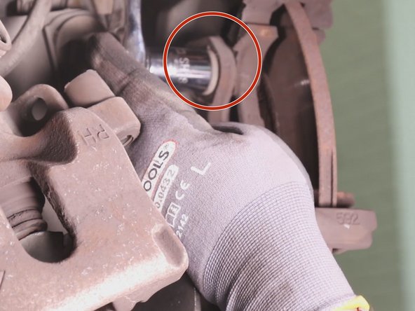 Dévissez la première vis retenant la chape, derrière le disque