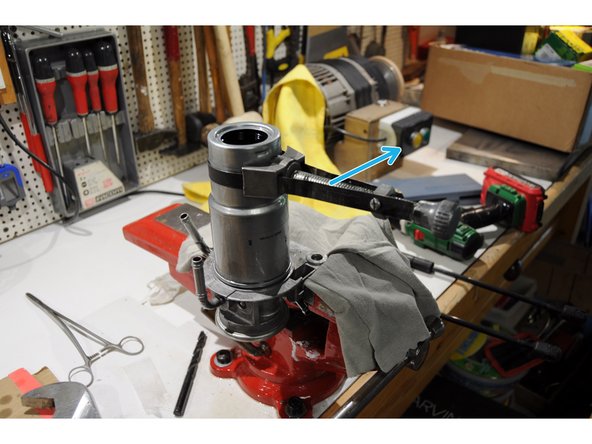 Desserrer la cartouche à l'aide d'une clé à feuillard ou d'une pince mutiprise,  support bloqué  dans un étau muni de mordaches ou d'un simple chiffon pour ne pas détériorer la pièce