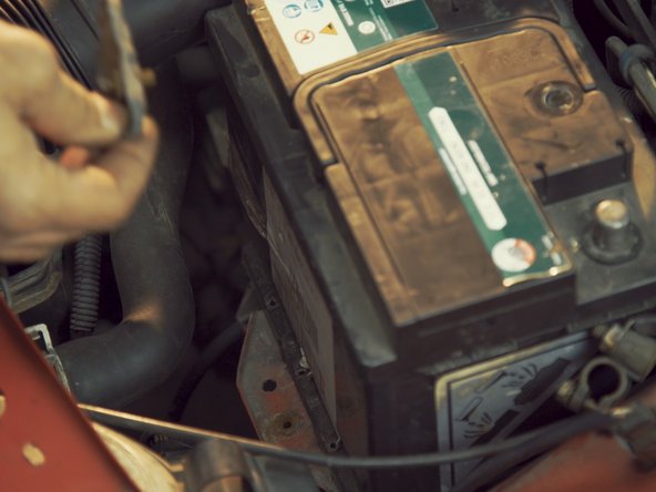 Retirer la plaque de fixation pour libérer la batterie