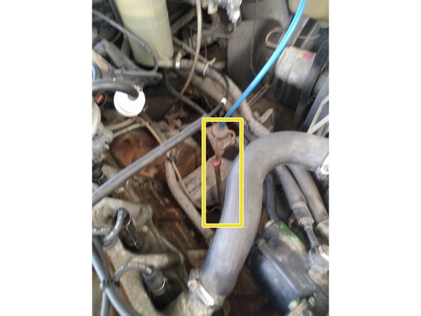 Contrôler le niveau d'huile à l'aide de la jauge, le niveau doit se situer dans la zone &quot;hachurée&quot;, vers le maximum (trait bleu)