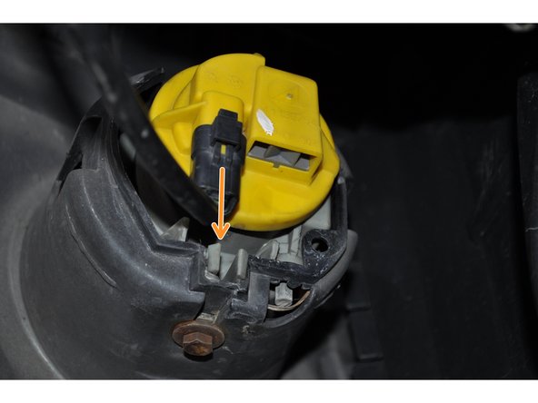 Si le véhicule est équipé de phares anti brouillard, débrancher les prises.