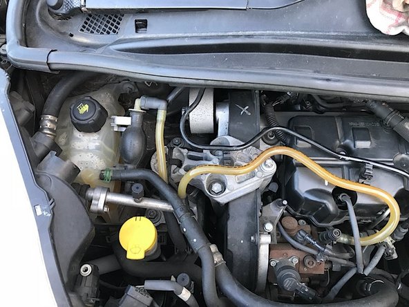 Puis dévisser les 3 boulons du support côté moteur avec la douille de 16 et de 10 ( image 3)