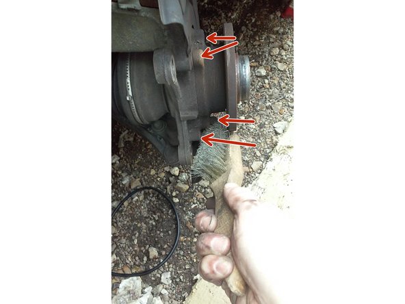 Bien nettoyer le filetage des quatre vis avec une brosse métallique