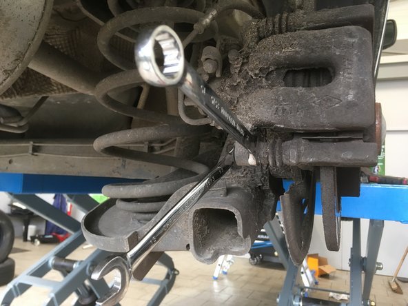 Dévisser les deux vis à l'aide de la clé de 13 et 17