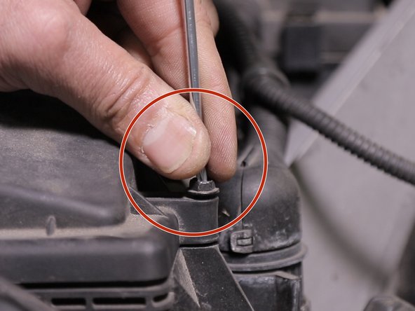 Resserrer les deux vis de la boite à air