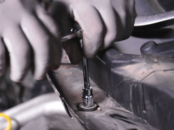 Dévisser et retirer les deux vis retenant la taule d’accès