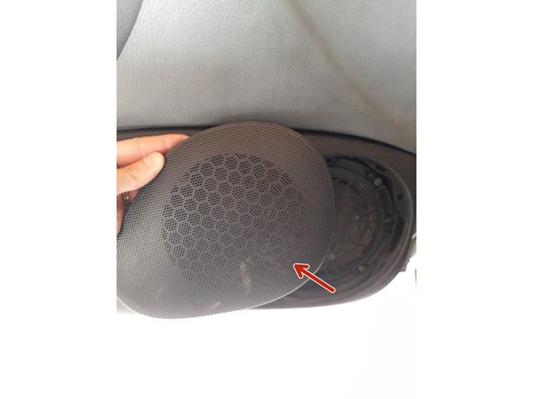Déposer la grille de haut-parleur à l'aide d'une spatule
