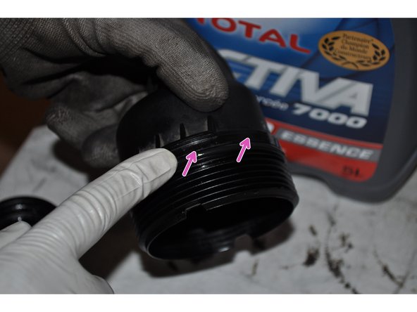 Placer le nouveau joint sur la cloche en utilisant de l'huile neuve.