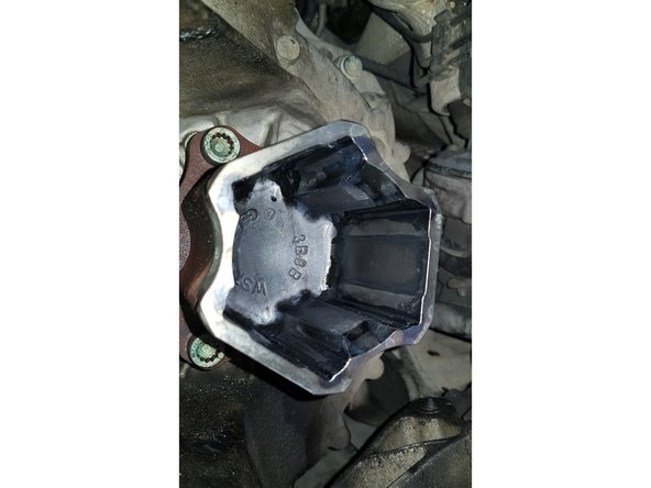 A l'aide de dégraissant et de papier absorbant ou de chiffons nettoyez au mieux le boîtier d'accouplement.