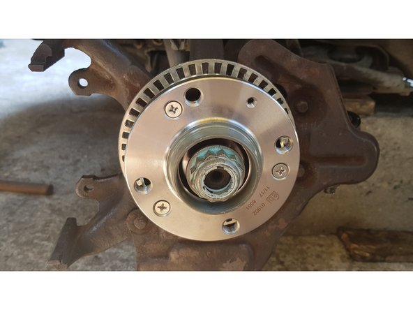 Replacez la plaque de protection du disque sur la fusée puis l'ensemble sur le véhicule en remontant les 2 boulons de la jambe d'amortisseur, l'écrou de la rotule de suspension, l'écrou de cardan et la biellette de direction.