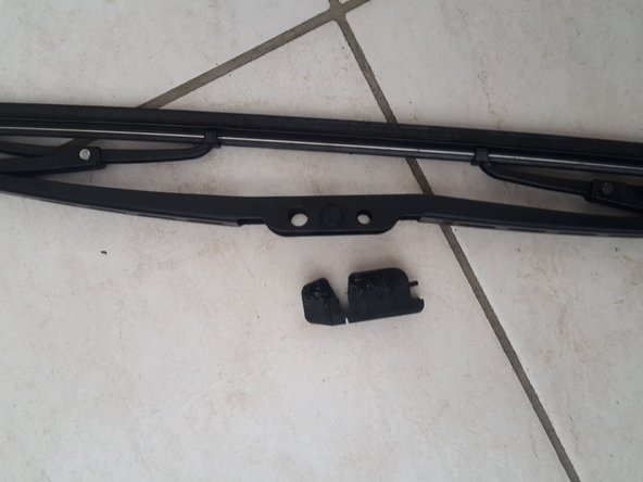 Pousser avec votre pouce sur l'attache en maintenant l'essuie glace