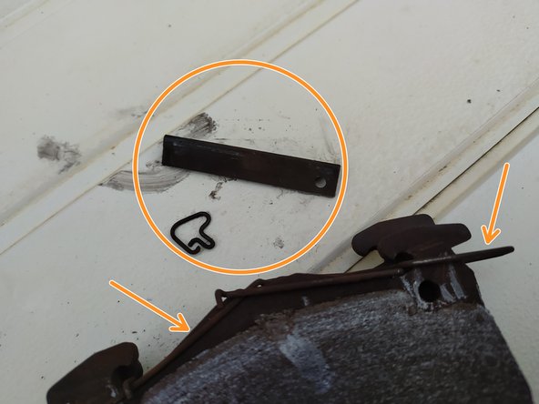 Penser à conserver la clavette, sa goupille, et les ressorts anti-bruit amovibles présents sur les plaquettes !