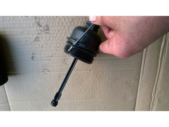 Démonter les deux joints toriques avec un tournevis.