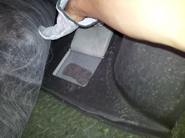 Découper partiellement à l'aide d'un cutter le papier mousse, en suivant la découpe dans la tole.