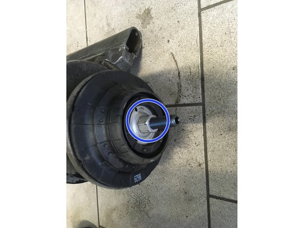 Serrer l'écrou de 18