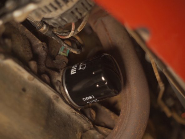 
Replace the oil filter in its location by screwing it in by hand quite tightly.
