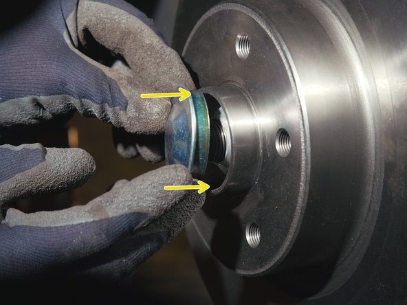 Reposer le nouveau cache axe sur le disque