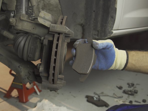 Tirer simplement sur la plaquette présente sur la chape pour la déposer