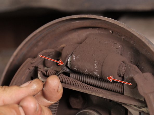Vérifier que vous n'avez aucune fuite de liquide de frein au niveau des caoutchoucs du cylindre de roue