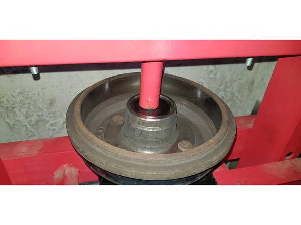 Placez un disque de Ø50mm par-dessus puis pressez.