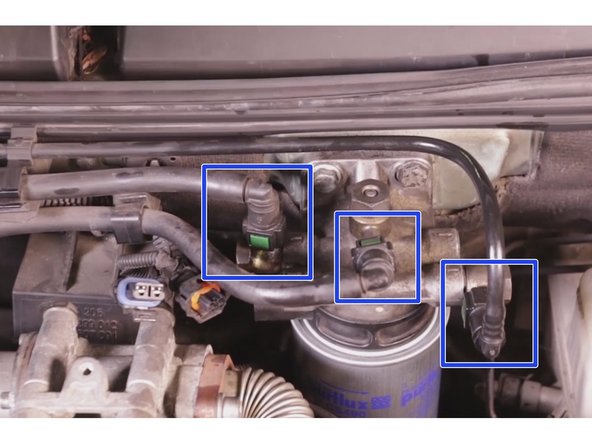 Reclipsser les 3 durites du filtre