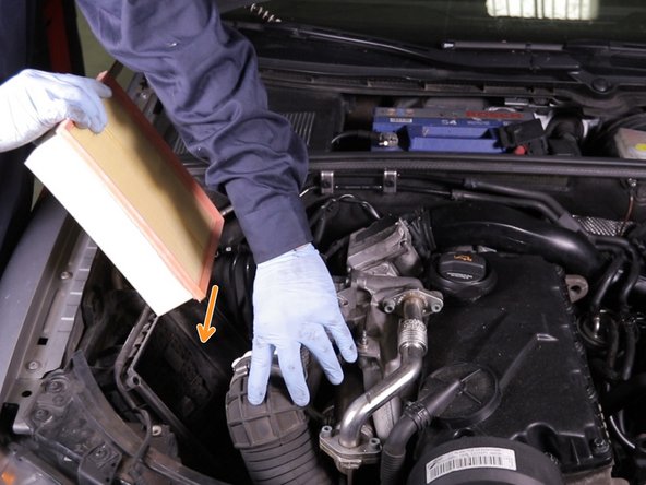 Repositionner le nouveau filtre à air dans la boite