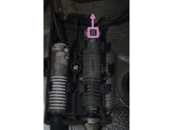 Appuyez sur le petit carré et poussez le vers l'extérieur.