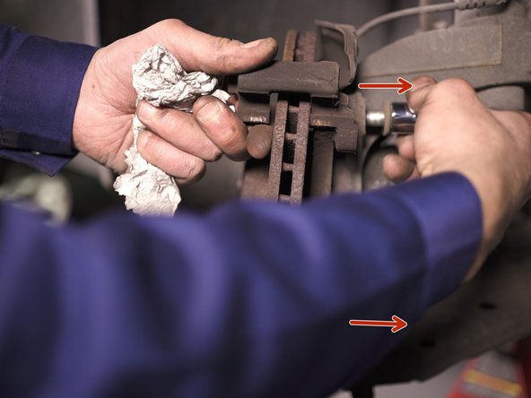 Retirer les deux vis de la chape