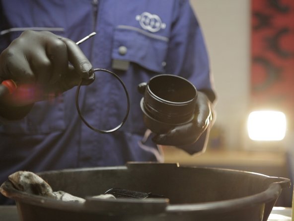 Retirer le joint de la cloche à l'aide d'un tournevis plat
