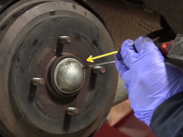 Repositionner le capuchon avec un tournevis et un marteau