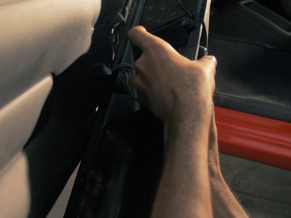 
Present the pocket to reconnect the 2 connectors
