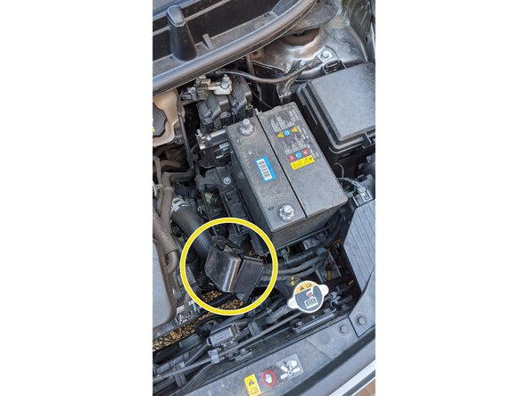 Déplacer le connecteur de la borne + sur la côté en étant sûr qu'il ne touche rien de métallique.