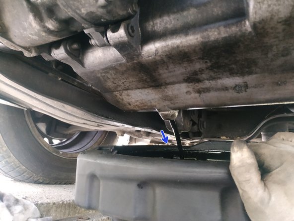 finir de dévisser à la main