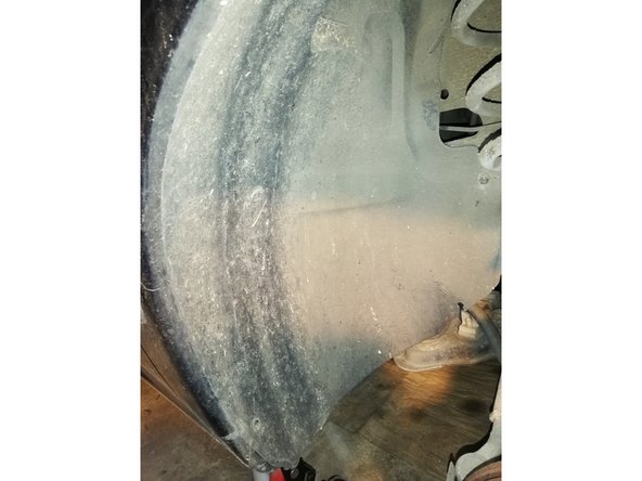 Déposer les caches plastiques à l'aide d'un tournevis Torx, il y a plusieurs vis donc notamment 5 sur le bas des protections plastiques à ne pas oublier