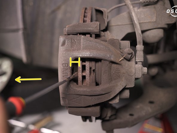 Libérer les plaquettes en repoussant le piston, pour ce faire : placer un tournevis entre le disque et l'étrier et bouger le tournevis de gauche à droite