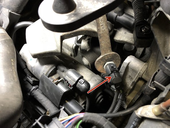 Retirer la fiche du contacteur de feu de recul