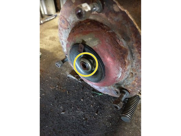 Une fois le ressort suffisamment comprimé (sans tension sur la coupelle), terminer de desserrer l'écrou supérieur de l'amortisseur