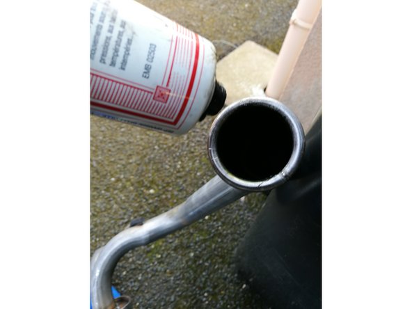 mettre un peu de graisse haute temperature a l'intérieur du tuyau du silencieux cela permettra une facilité d'introduction du silencieux dans le pot d’échappement et surtout un demontage plus facile la prochaine fois