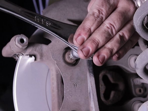 Serrer les vis à l'aide du cliquet et de la douille torx T40