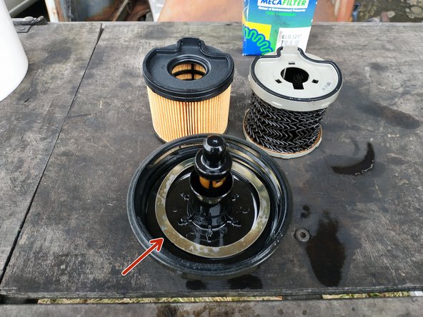 retirer l'ancien filtre du couvercle et comparer avec le nouveau