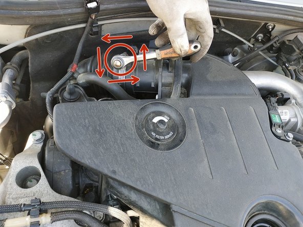 desserrer le collier de la durite d'admission (clé de 7mm ou tournevis plat)